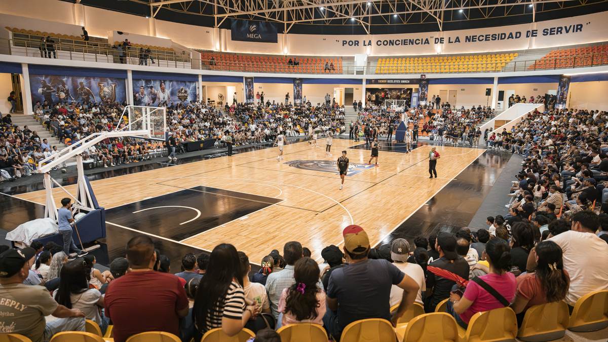 La tribuna desde el fondo de la duela