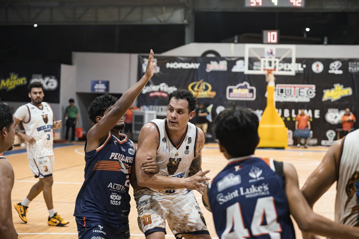 Rafael Buelna se abre paso entre la defensa de Pelicanos