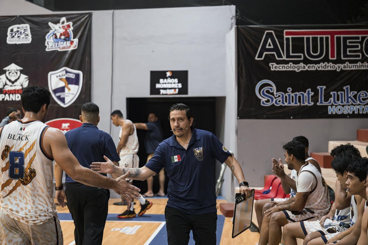 José Antonio Serra choca manos con el cuerpo técnico