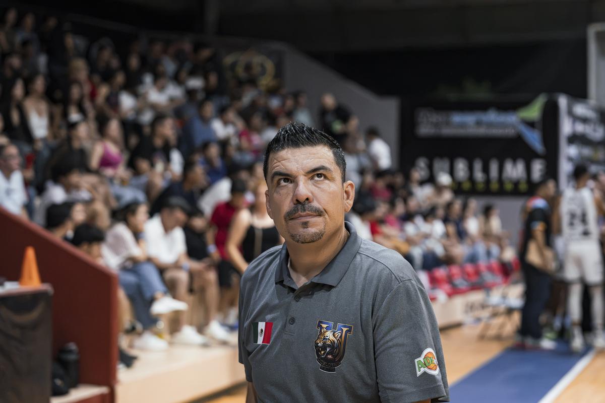 Jesús Aragón sigue el partido desde la banca