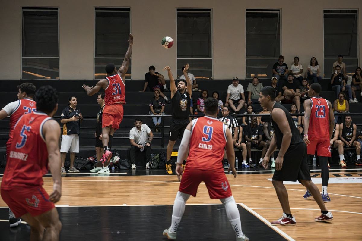 Gatkuoth ataca ante tres rivales
