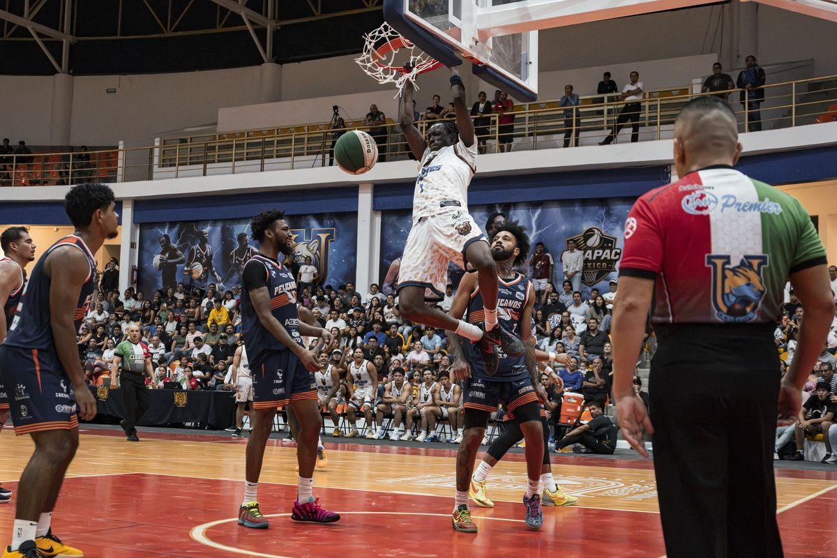 Tony Farmer conduce el contragolpe
