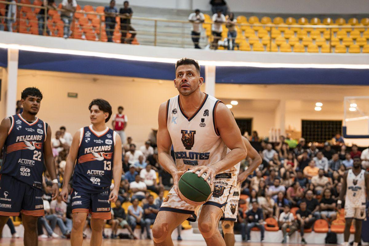 Pablo Narcia ataca el aro entre la defensa