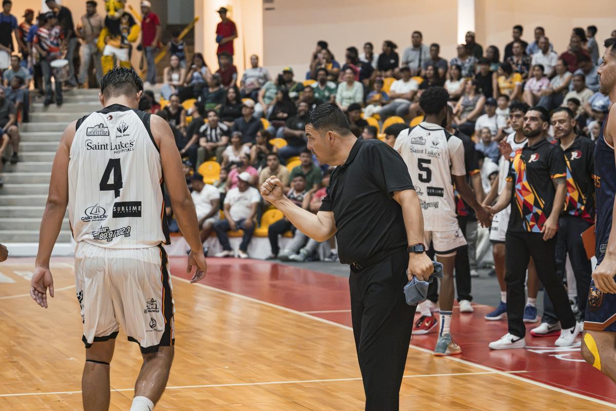 Jesús Aragón alienta al equipo desde la duela