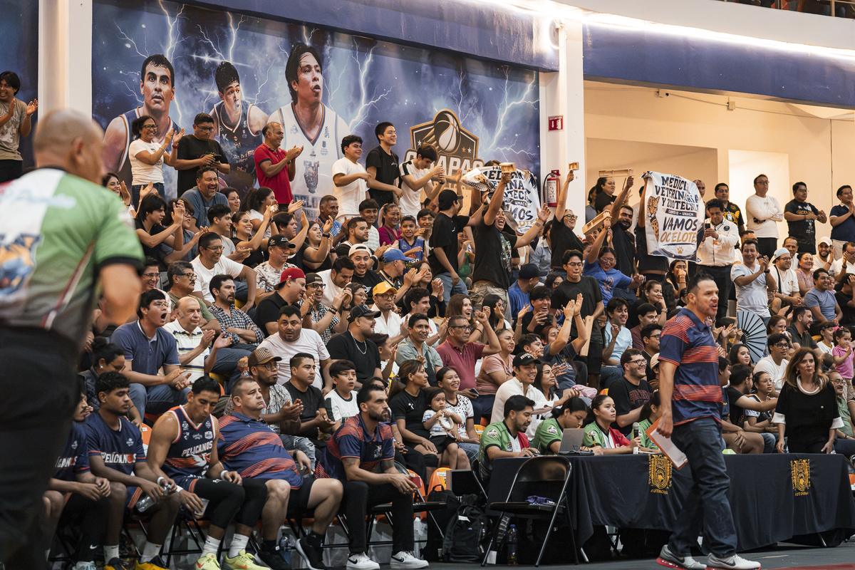La afición de pie en la Arena Universitaria