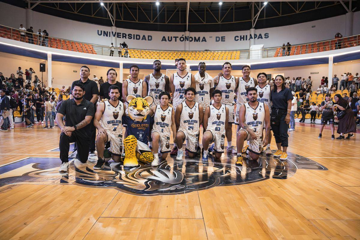 El plantel y el cuerpo técnico de Ocelotes de la UNACH en la duela de la Arena Universitaria