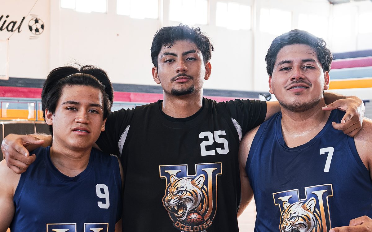Frank Martínez, Rodolfo Robles y Ramiro Penagos con el uniforme de Ocelotes UNACH